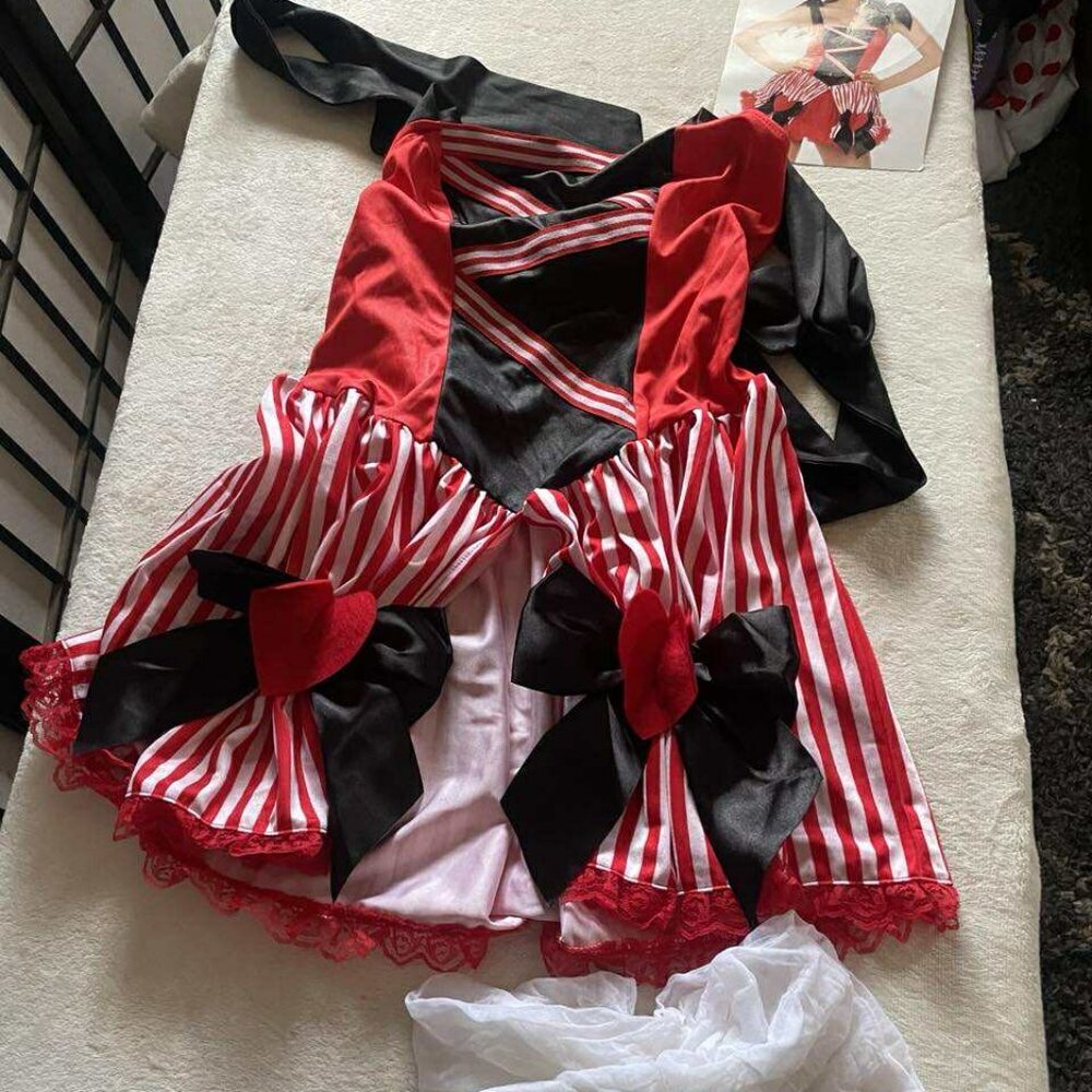 EUC Be Wicked Queen of Hearts Costume size S/M